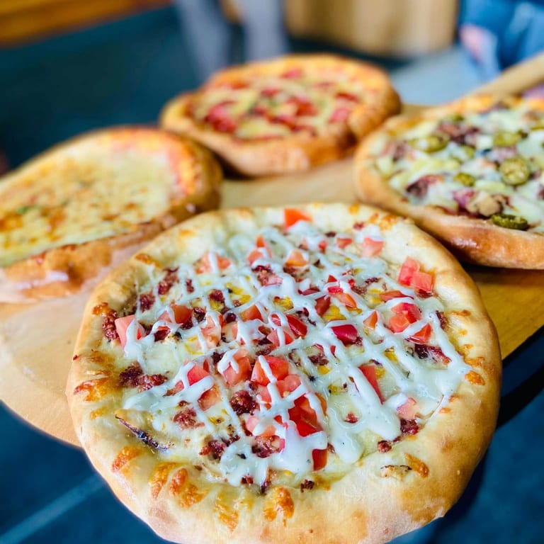 Crafting Pizzas with Fresh, Quality Ingredients!